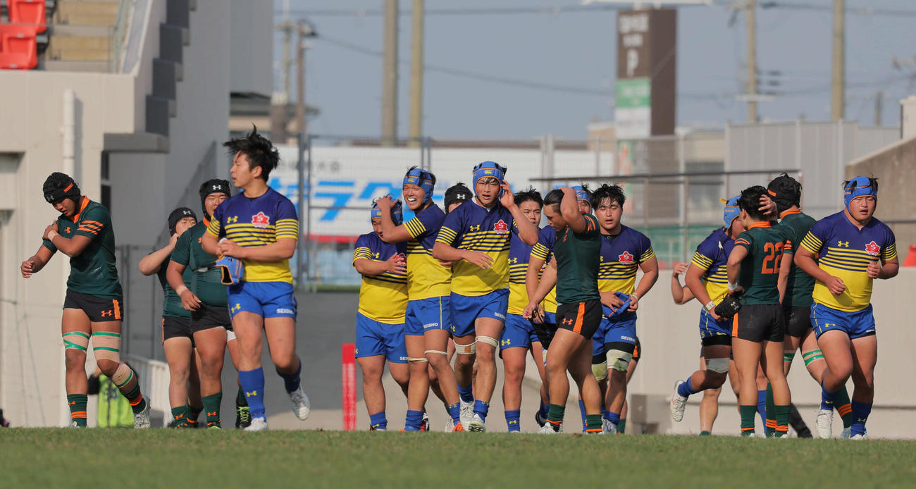 東福岡対京都成章　東福岡を下して喜び合う京都成章の選手たち（撮影・宮崎幸一）