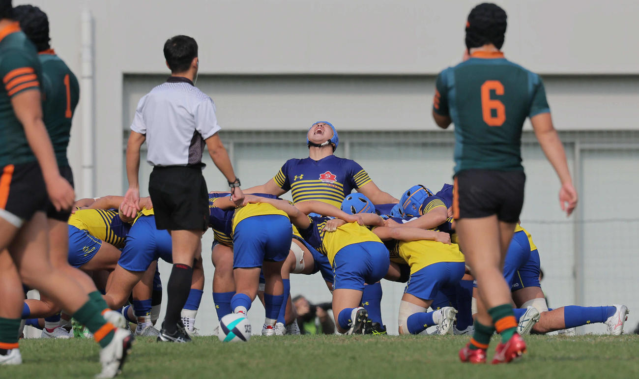 東福岡対京都成章　試合開始前、円陣で声出しする京都成章・土肥（撮影・宮崎幸一）