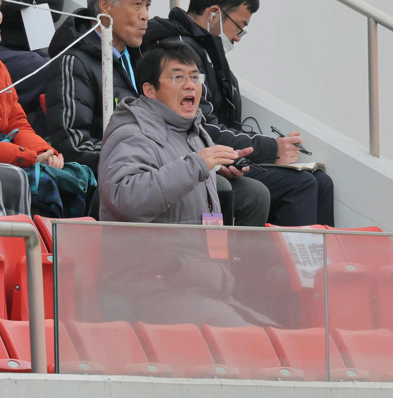 大阪桐蔭対桐蔭学園　スタンドから試合を見つめる桐蔭学園・藤原監督（撮影・宮崎幸一）