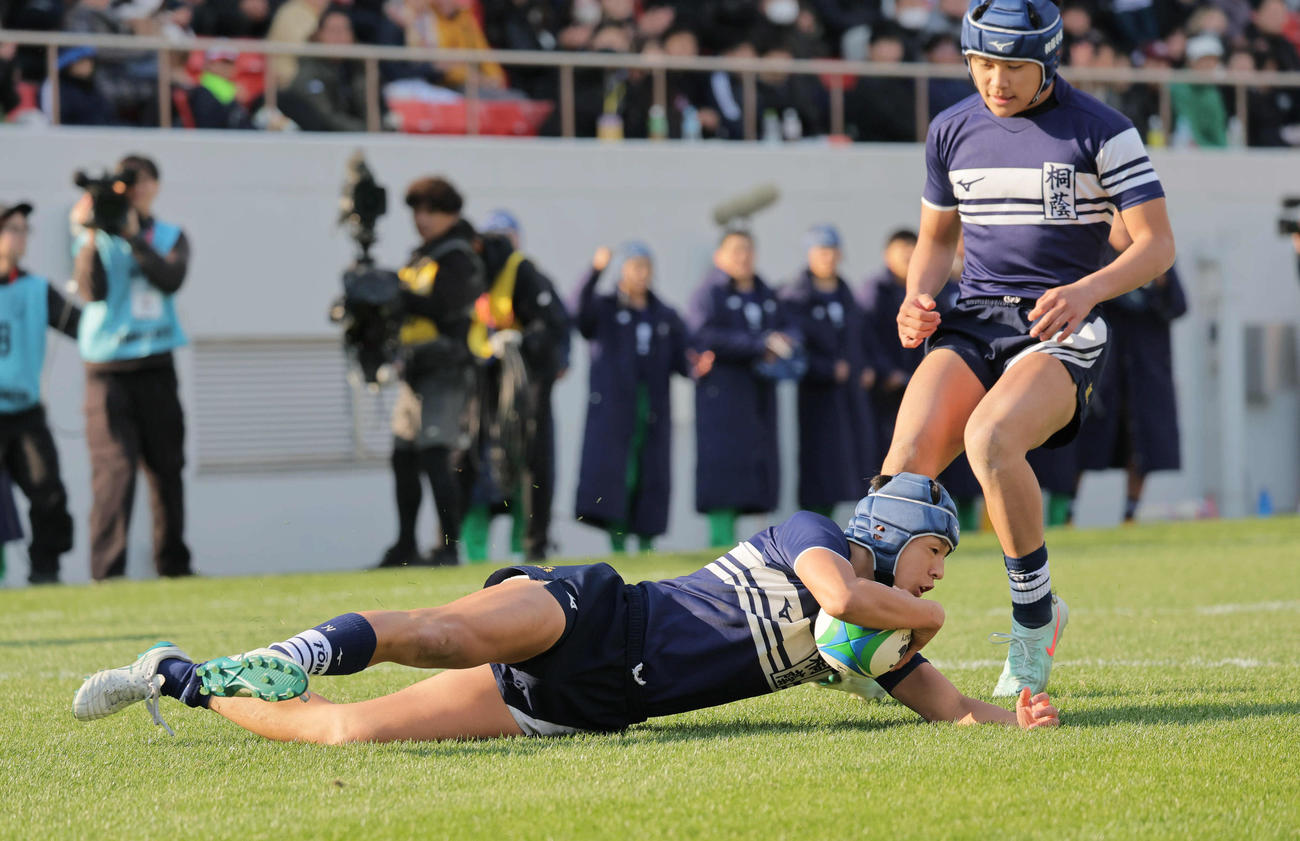 大阪桐蔭対桐蔭学園　前半、桐蔭学園・鈴木豪は先制トライを決める（撮影・宮崎幸一）