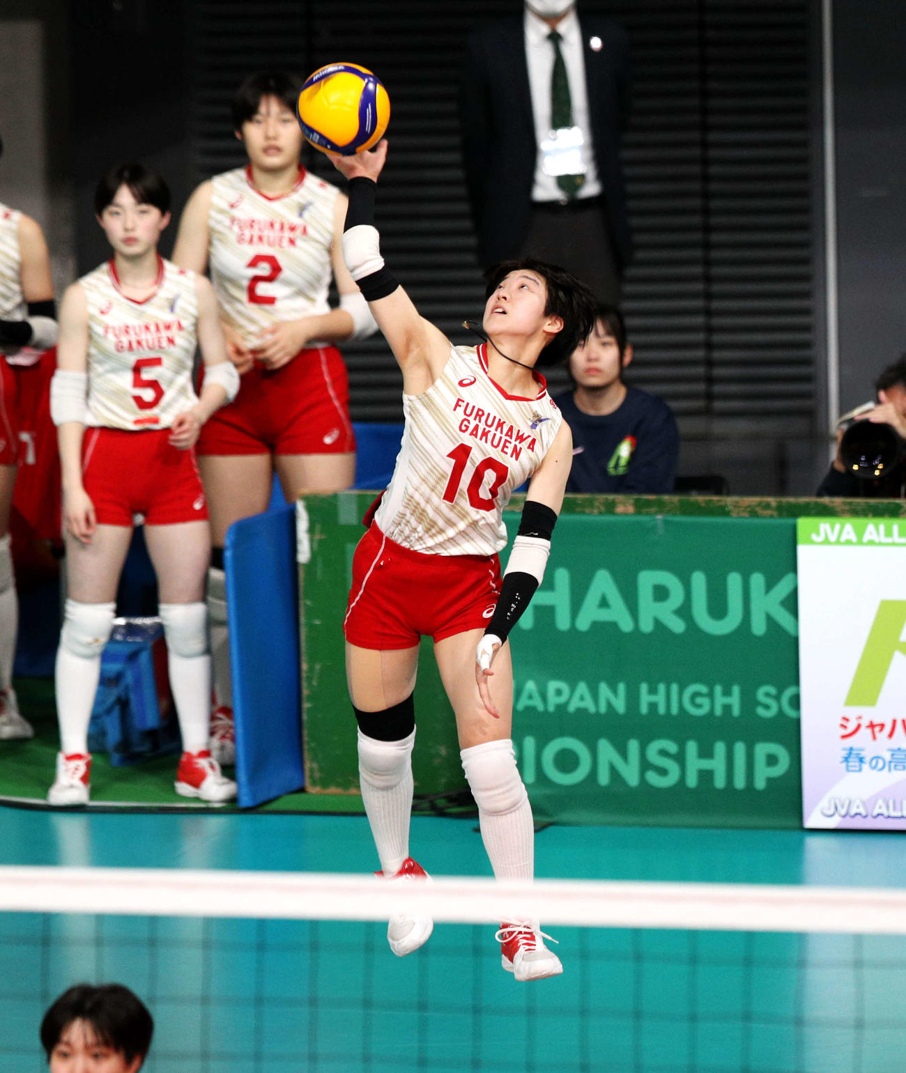 古川学園対城南　第2S、サーブを打つ古川学園・三浦（撮影・木村有優）