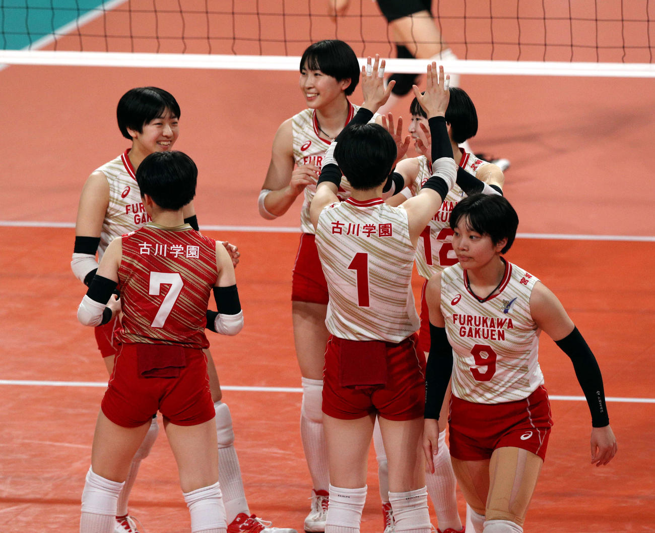 古川学園対城南　第1S、得点を喜ぶ古川学園の選手ら（撮影・木村有優）