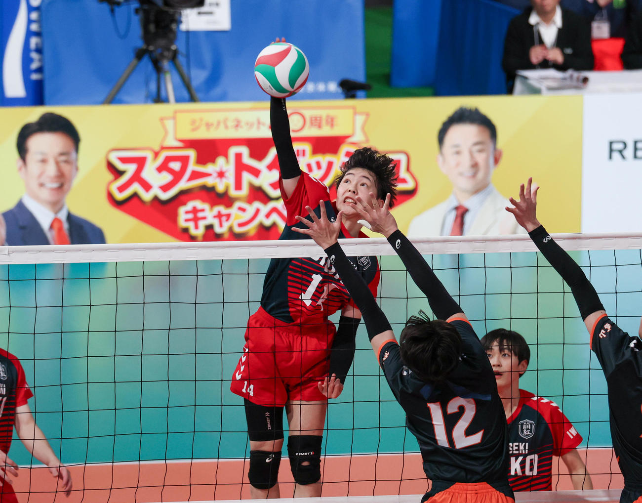 一関修紅対高岡第一　第1セット、スパイクを放つ一関修紅・柏（撮影・増田悦実）