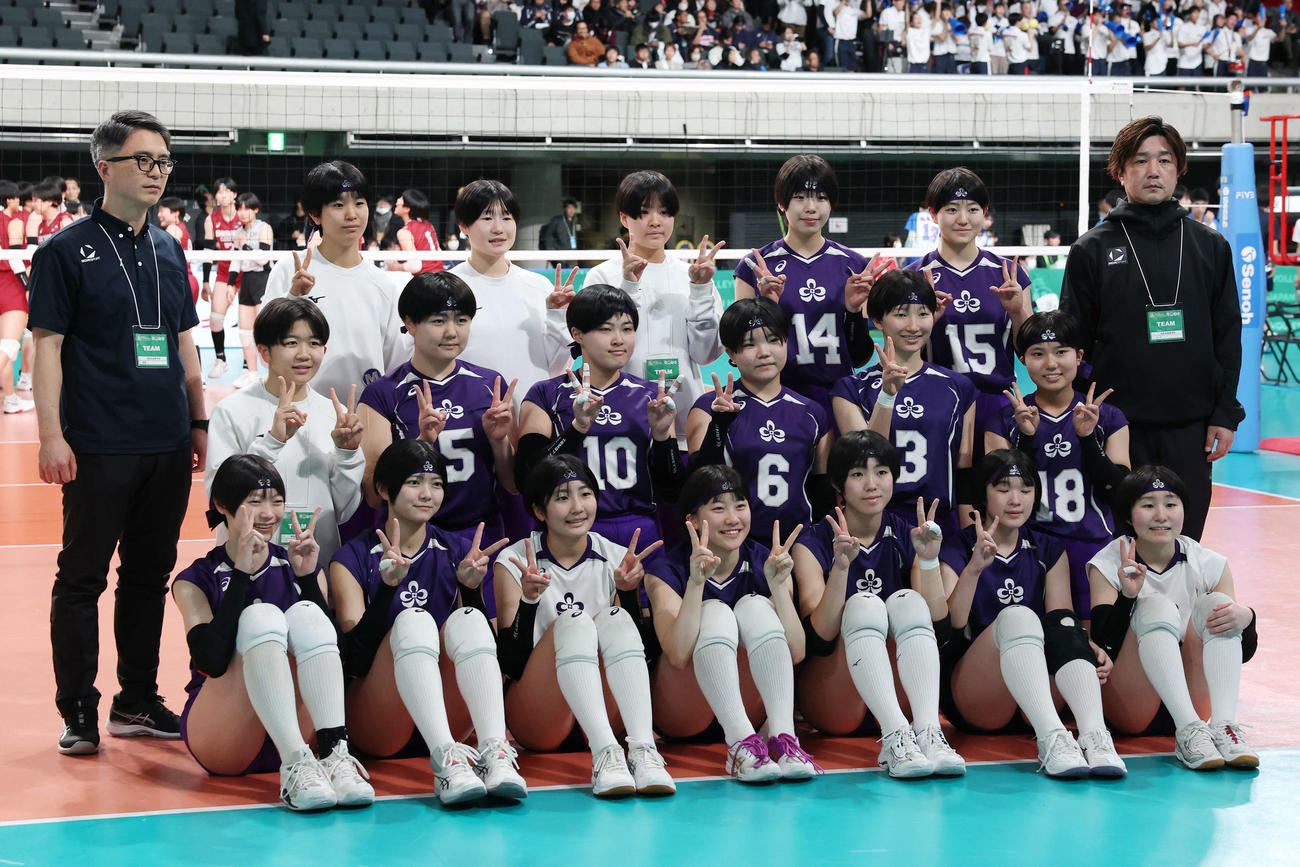 秋田北対細田学園　試合前、笑顔でピースする秋田北の選手たち（撮影・宮地輝）