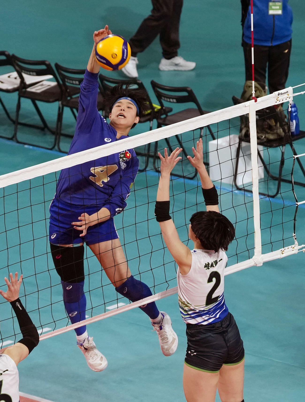 女子1回戦　岐阜第一対富山第一　第2セット　スパイクを放つ富山第一・長部（撮影・小島史椰）