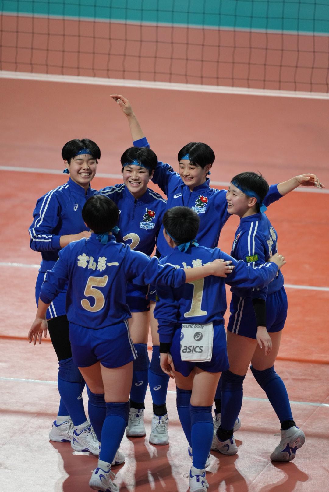 女子1回戦　岐阜第一対富山第一　第1セット　ポイントを奪い喜ぶ富山第一の選手たち（撮影・小島史椰）