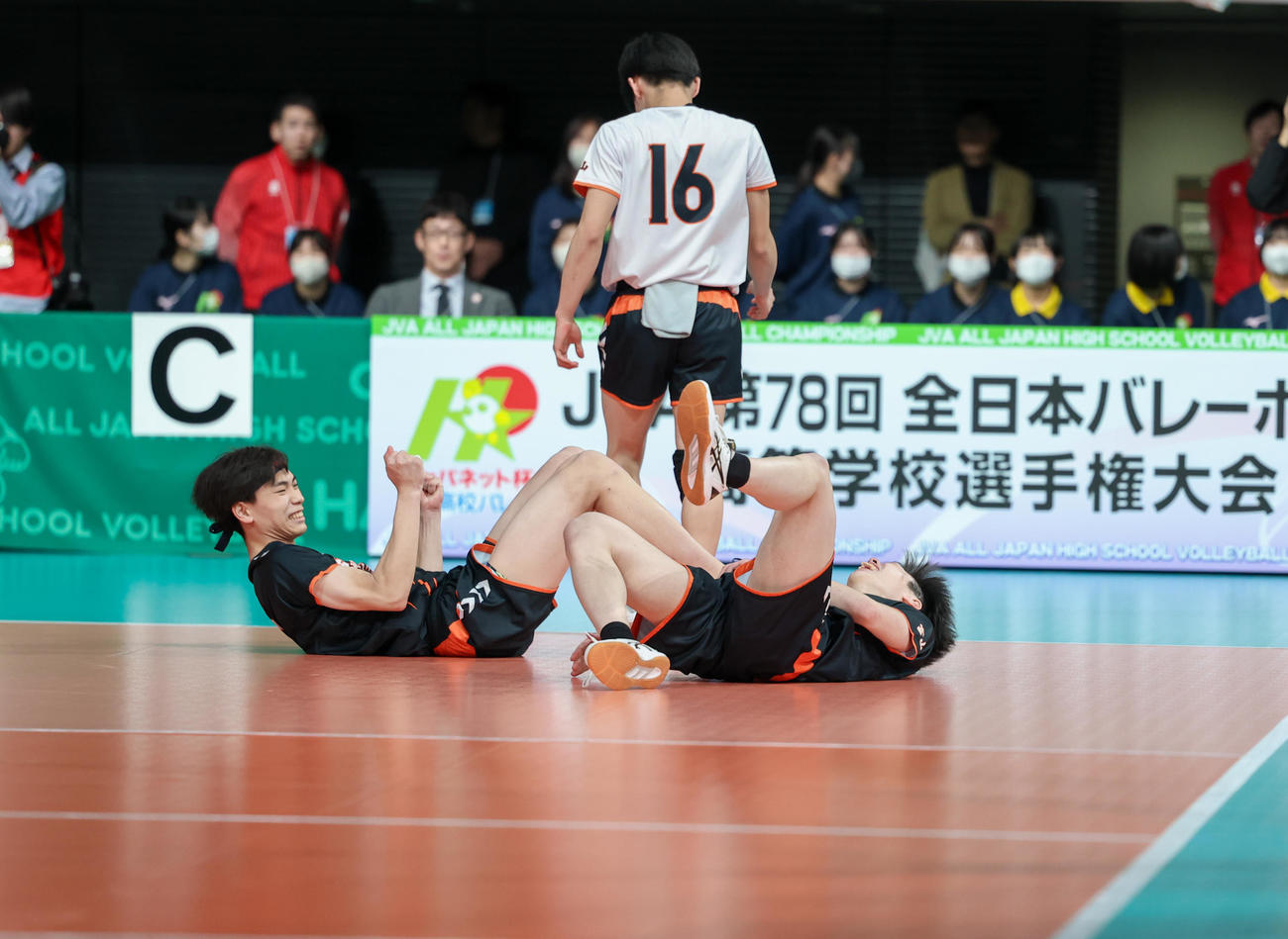 一関修紅対高岡第一　一関修紅に勝利し喜ぶ高岡第一の選手たち（撮影・増田悦実）