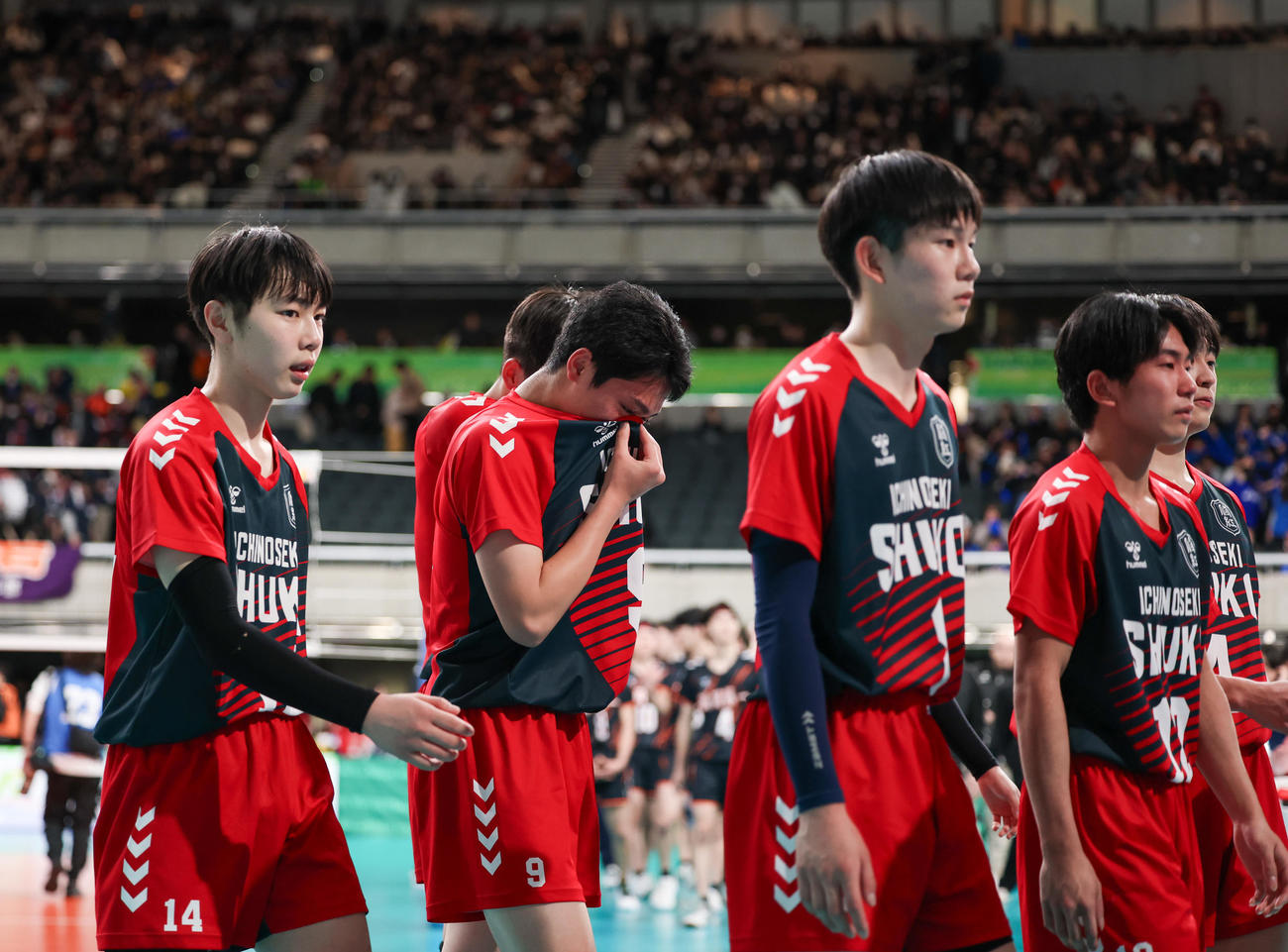 一関修紅対高岡第一　高岡第一に敗れ涙を見せる一関修紅の選手たち（撮影・増田悦実）