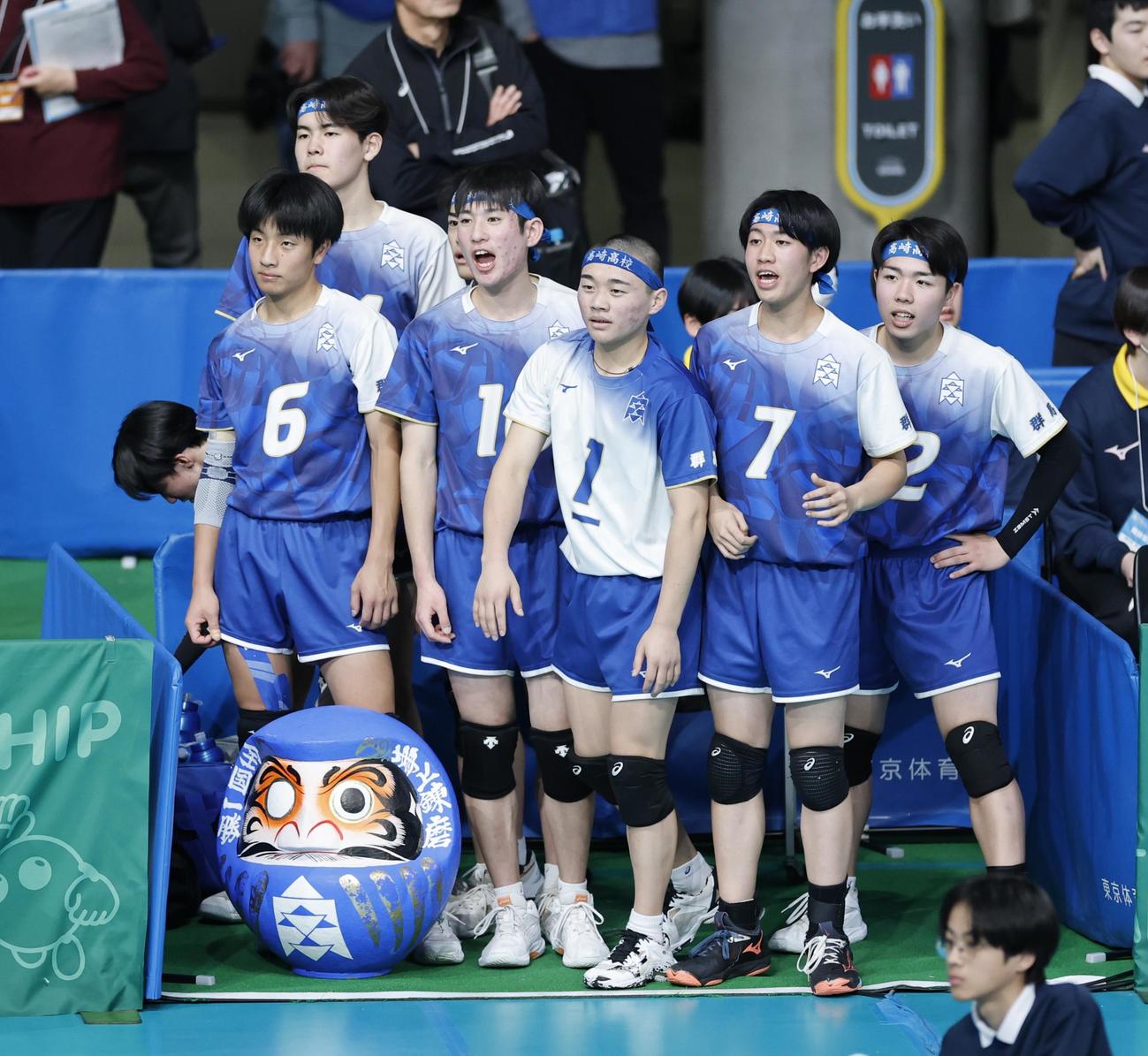 安来対高崎　第2セット　ベンチにだるまをおいて仲間を鼓舞する高崎の選手たち（撮影・山本朝陽）