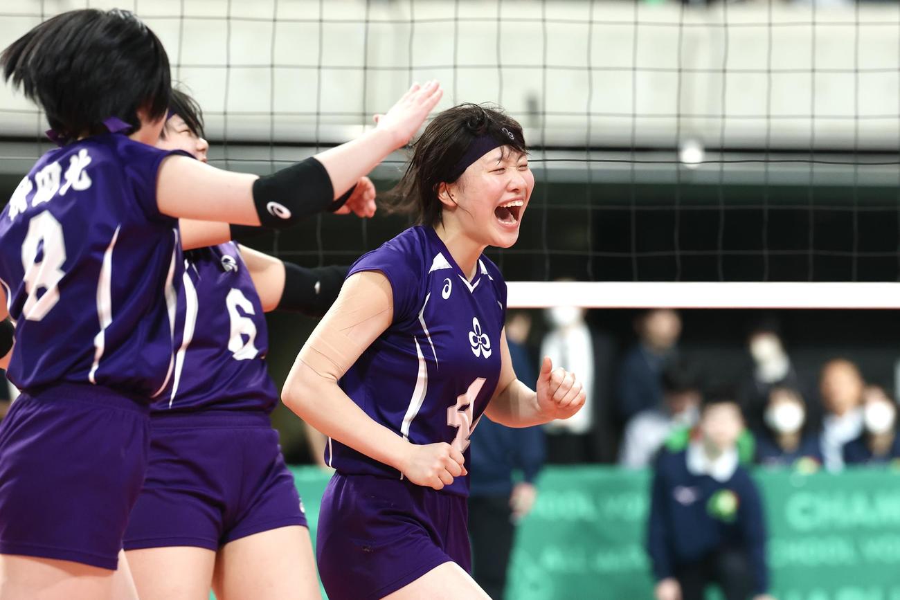秋田北対細田学園　得点を奪い喜ぶ秋田北・佐藤由（撮影・宮地輝）