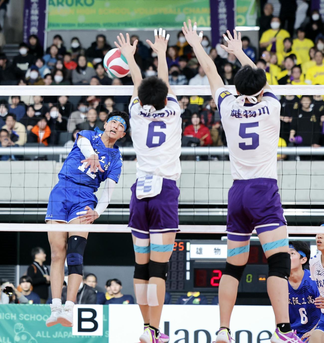 雄物川対松坂工　第2セット　スパイクを放つ松坂工・豊田（左）（撮影・山本朝陽）