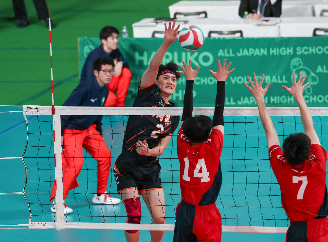 一関修紅対高岡第一　第1セット、スパイクを放つ高岡第一・今井（撮影・増田悦実）