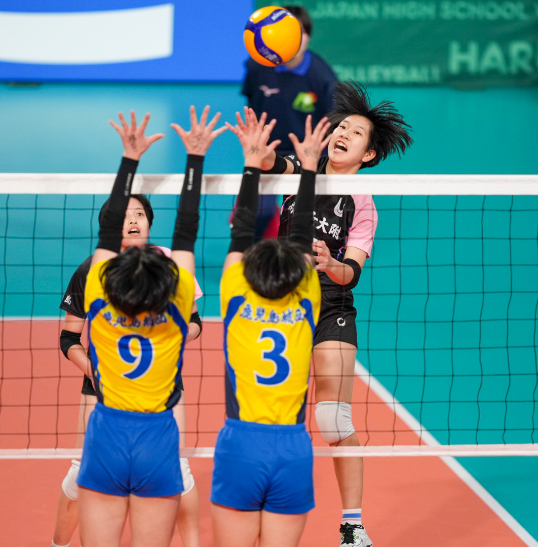 女子1回戦　郡山女大付対鹿児島城西　第1セット　スパイクを放つ郡山女大付・鈴木（右奥）（撮影・小島史椰）
