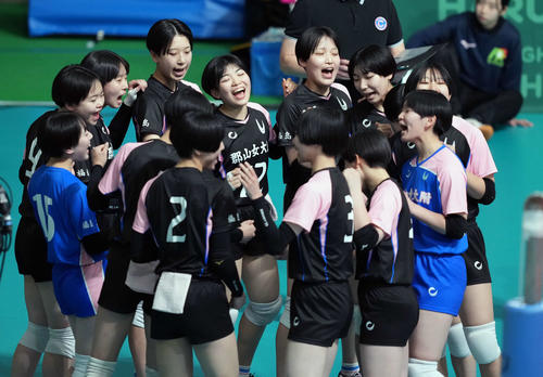 女子1回戦　郡山女大付対鹿児島城西　試合前に円陣を組む郡山女大付の選手たち（撮影・小島史椰）
