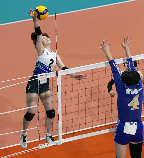 女子1回戦　岐阜第一対富山第一　第1セット　スパイクを放つ岐阜第一・杉山（撮影・小島史椰）
