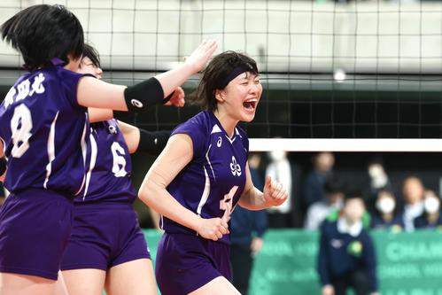 秋田北対細田学園　得点を奪い喜ぶ秋田北・佐藤由（撮影・宮地輝）