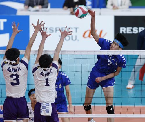 雄物川対松坂工　第2セット　スパイクを放つ松坂工・古田（右）（撮影・山本朝陽）