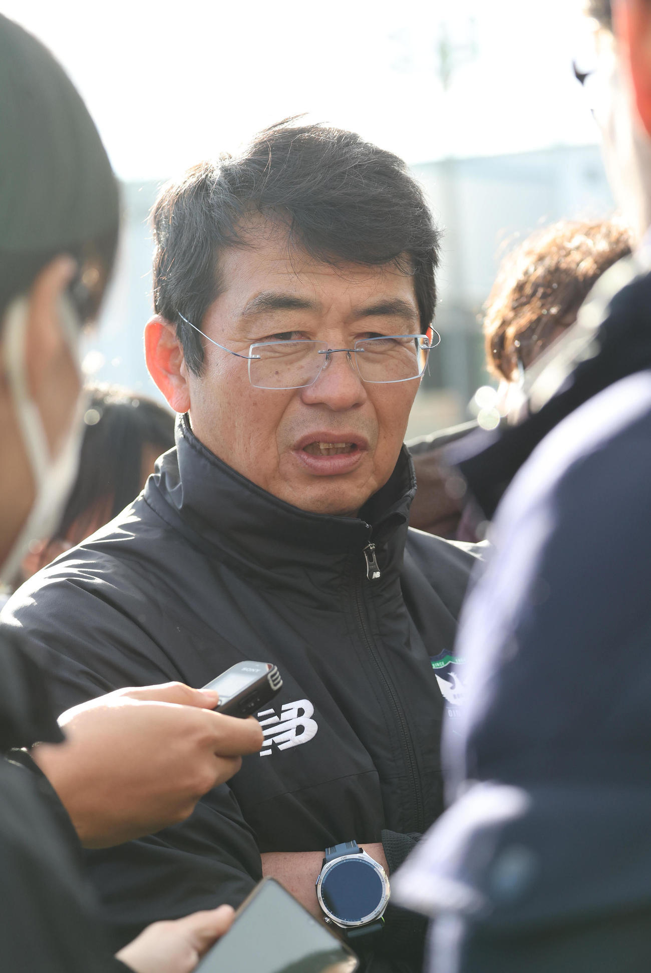 囲み取材に応じる桐蔭学園藤原監督（撮影・白石智彦）