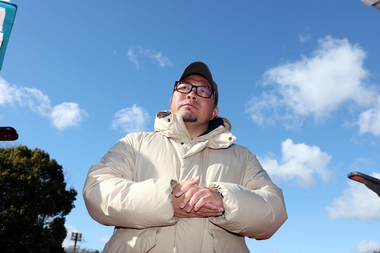 練習後、取材に応じる京都成章・関崎監督（撮影・前田充）
