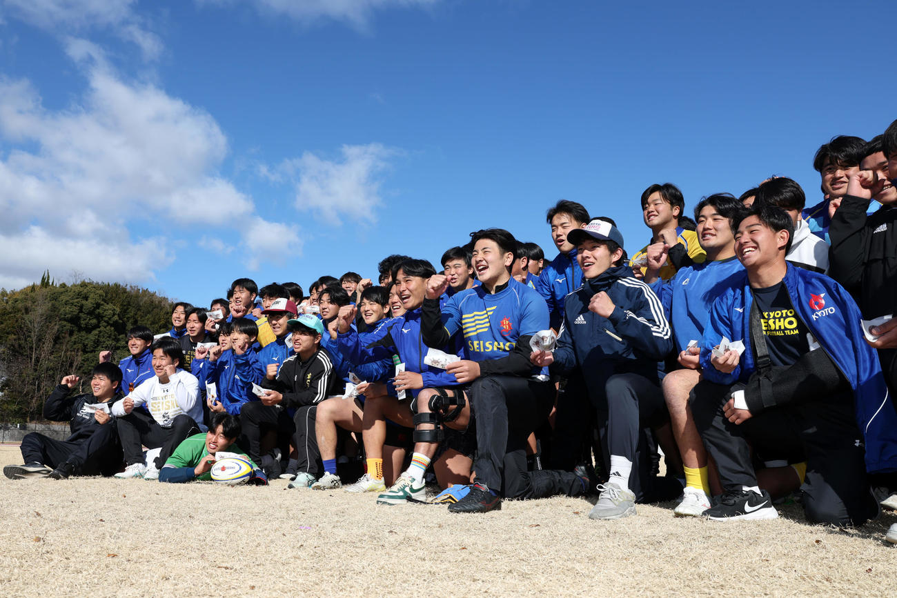 桐蔭学園との決勝戦に向け、笑顔でガッツポーズする京都成章の選手たち（撮影・前田充）
