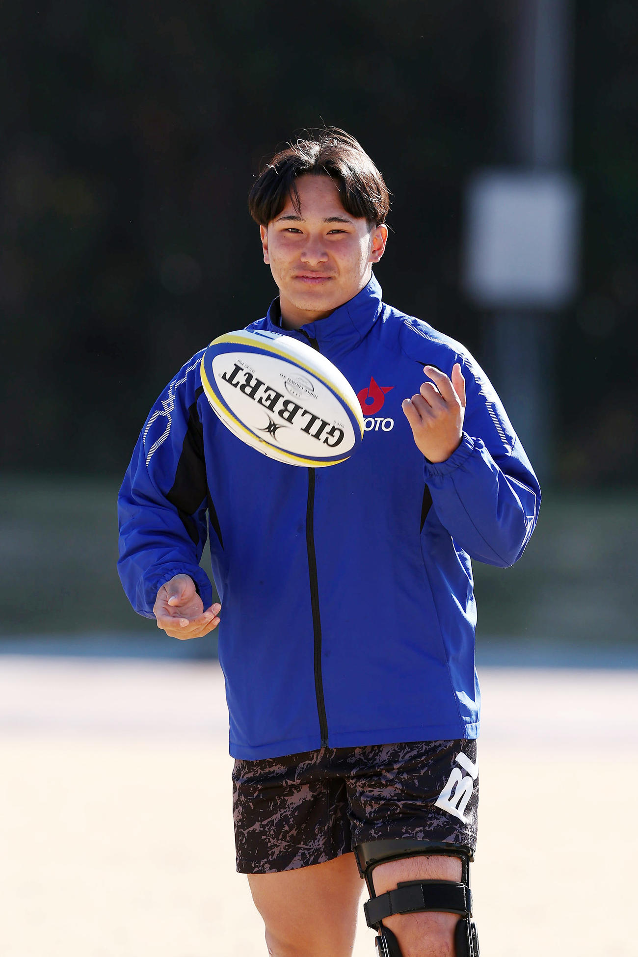 桐蔭学園との決勝戦に向けた練習を見守った京都成章・笹岡主将（撮影・前田充）