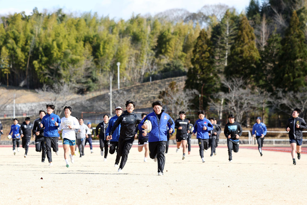 桐蔭学園との決勝戦に向け練習に臨む京都成章の選手たち（撮影・前田充）