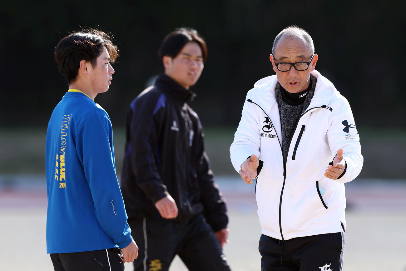 選手たちにアドバイスを送る京都成章・湯浅前監督（右）（撮影・前田充）