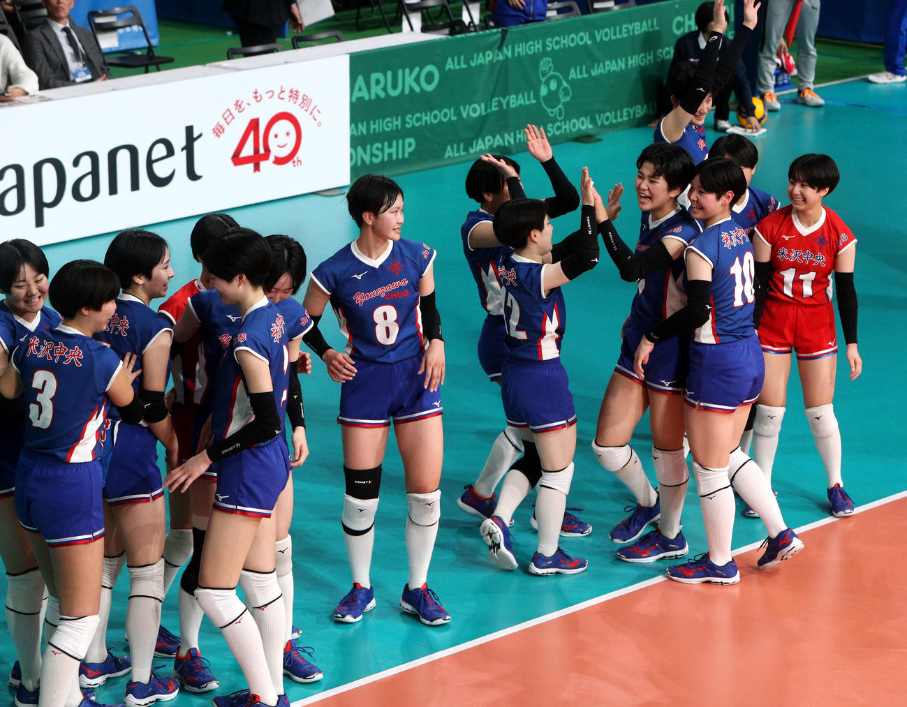 米沢中央対日本航空石川　勝利を喜ぶ米沢中央の選手ら（撮影・木村有優）