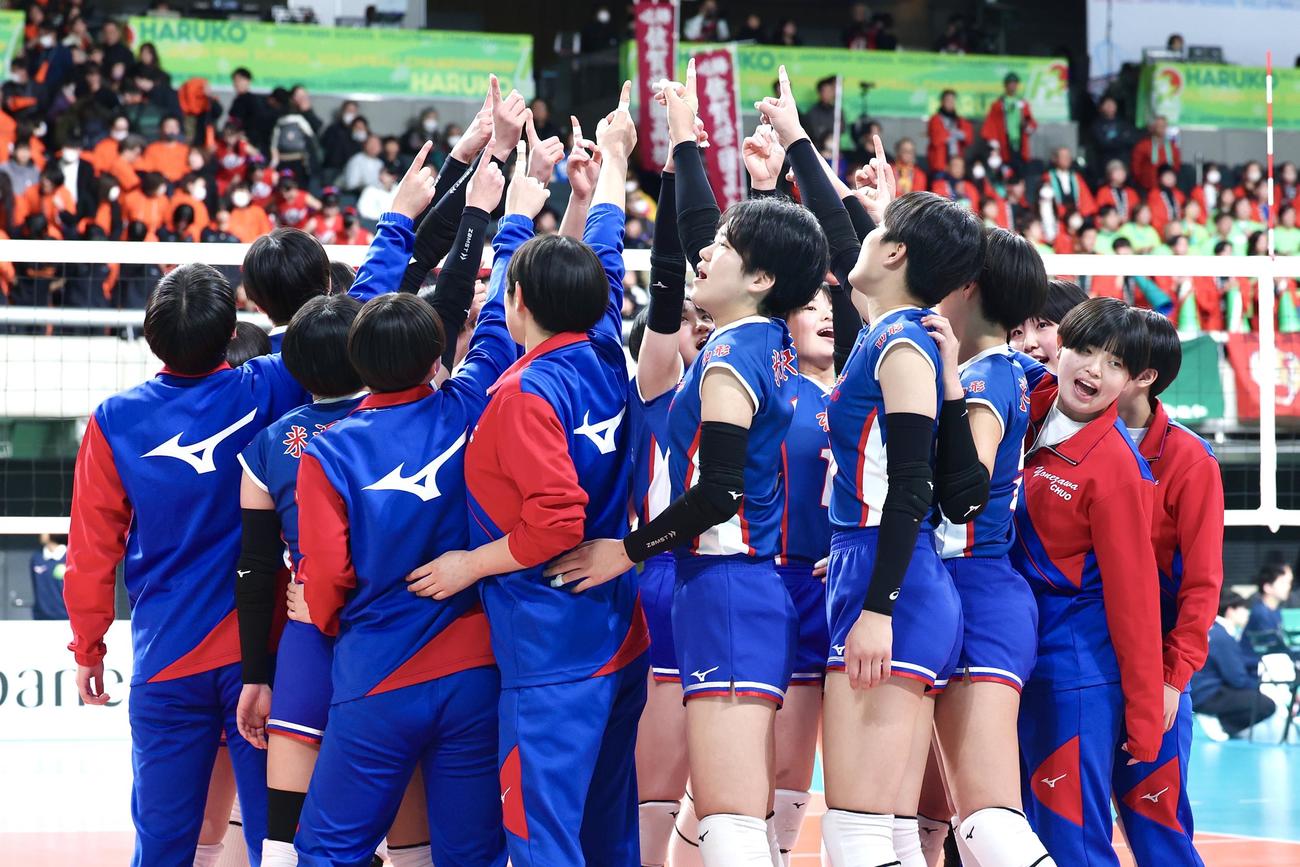 日本航空石川対米沢中央　試合前、円陣を組む米沢中央の選手たち（撮影・宮地輝）