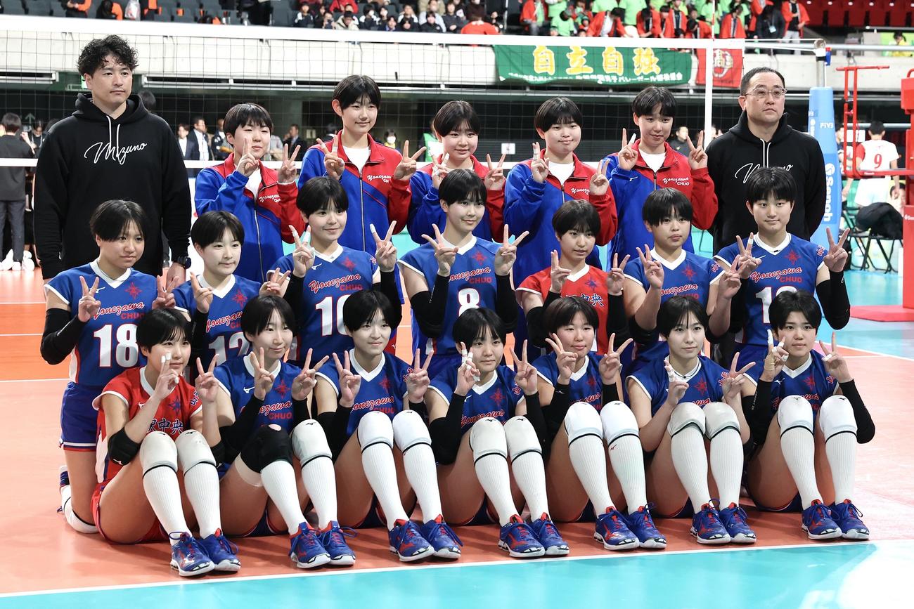 日本航空石川対米沢中央　試合前、笑顔でピースする米沢中央の選手たち（撮影・宮地輝）