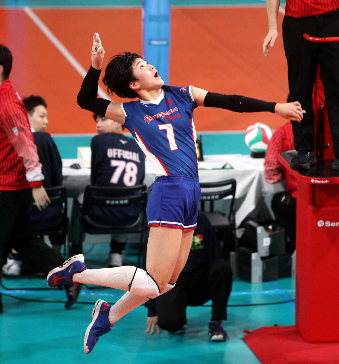 米沢中央対日本航空石川　第2S、スパイクを打つ米沢中央・小島（撮影・木村有優）