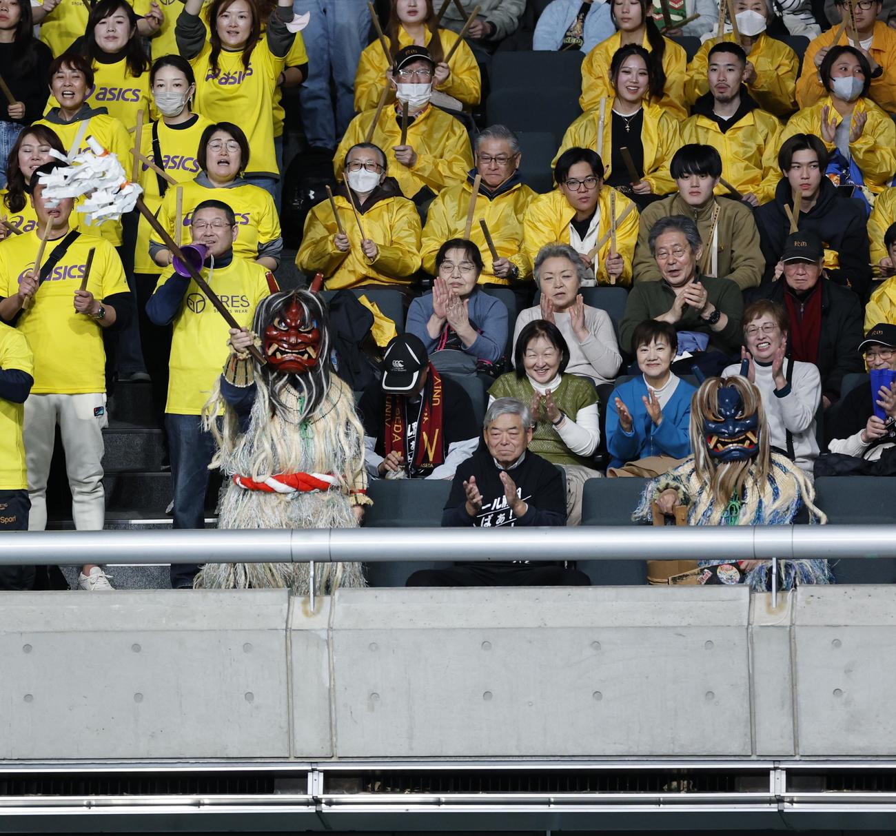 雄物川対松坂工　雄物川応援席で応援をするなまはげ（撮影・山本朝陽）