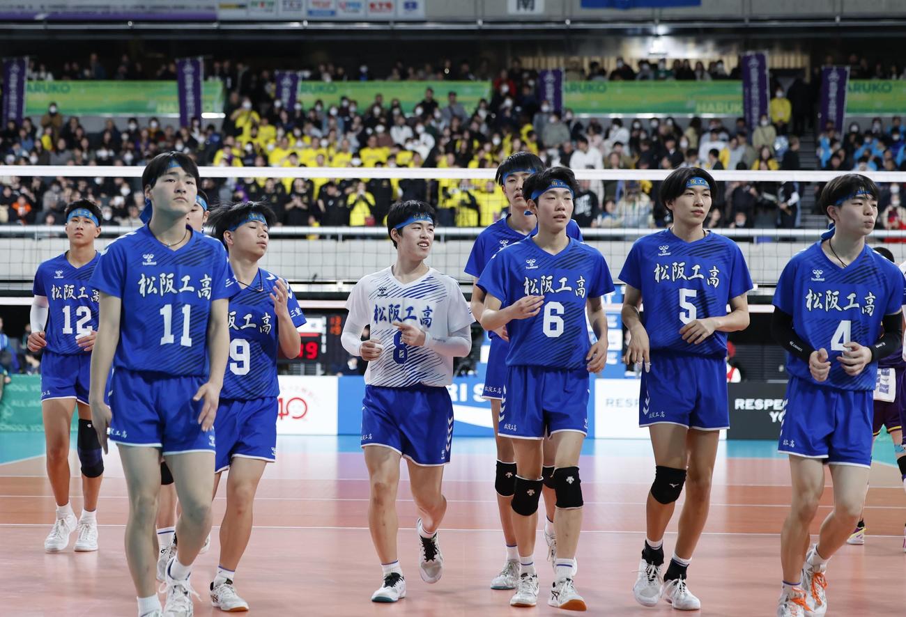 雄物川対松坂工　雄物川に敗れ、悔しい表情であいさつに向かう松坂工の選手たち（撮影・山本朝陽）