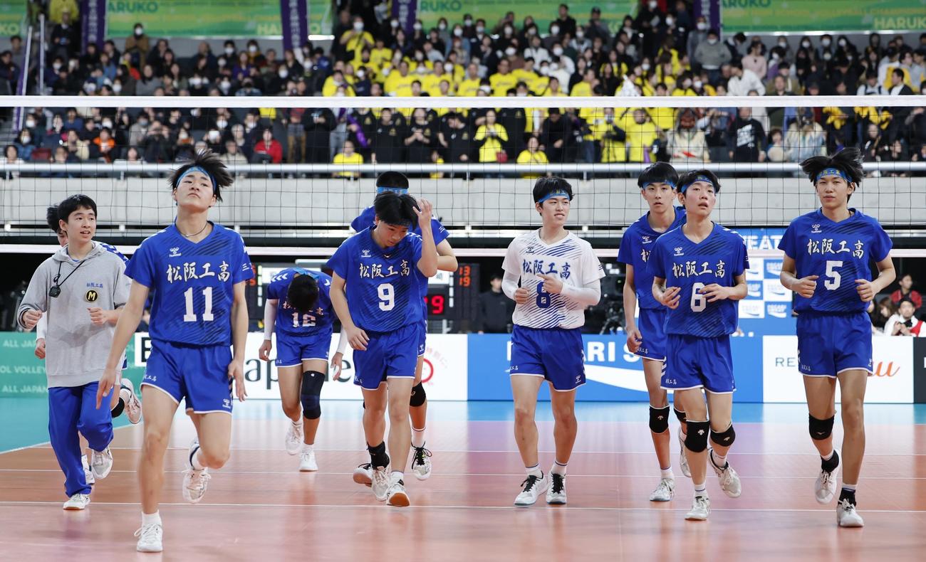 雄物川対松坂工　雄物川に敗れ、悔しい表情であいさつに向かう松坂工の選手たち（撮影・山本朝陽）