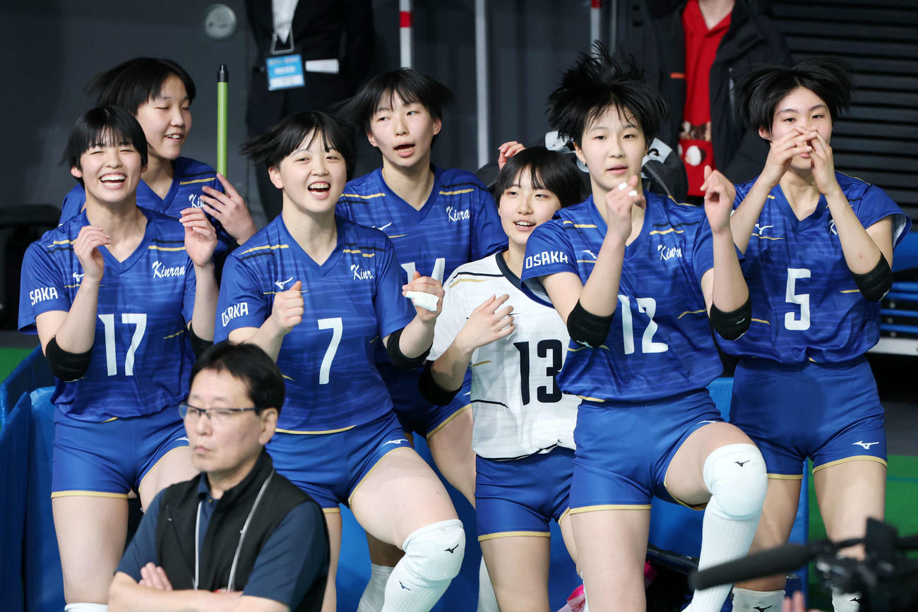 金蘭会対三重　チームメートを応援する金蘭会の選手たち（撮影・宮地輝）