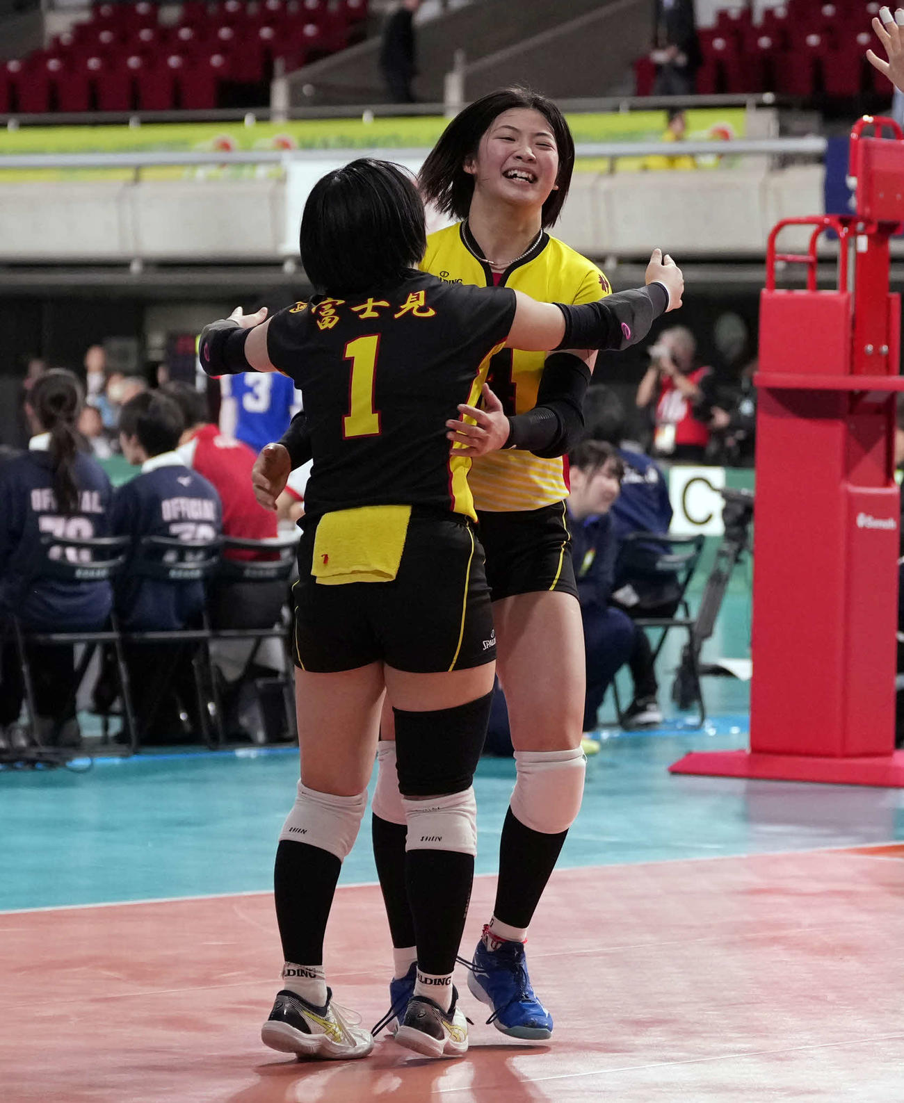 女子2回戦　富士見対下北沢成徳　下北沢成徳に勝利し抱き合う富士見・曽根（左）と福元（撮影・小島史椰）