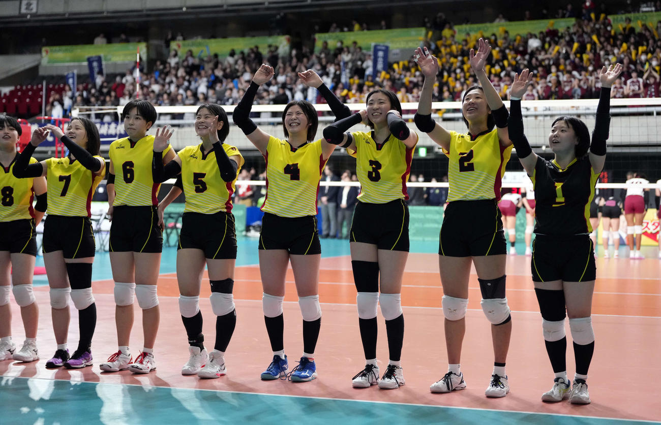 女子2回戦　富士見対下北沢成徳　下北沢成徳に勝利しスタンドに笑顔で手を振る富士見の選手たち（撮影・小島史椰）