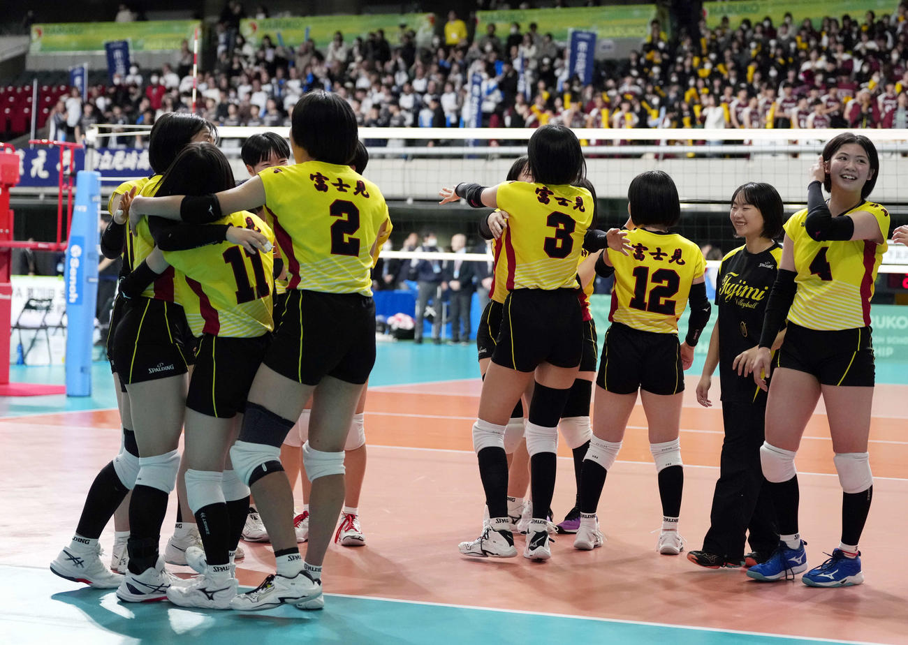 女子2回戦　富士見対下北沢成徳　下北沢成徳に勝利し抱き合う富士見の選手たち（撮影・小島史椰）