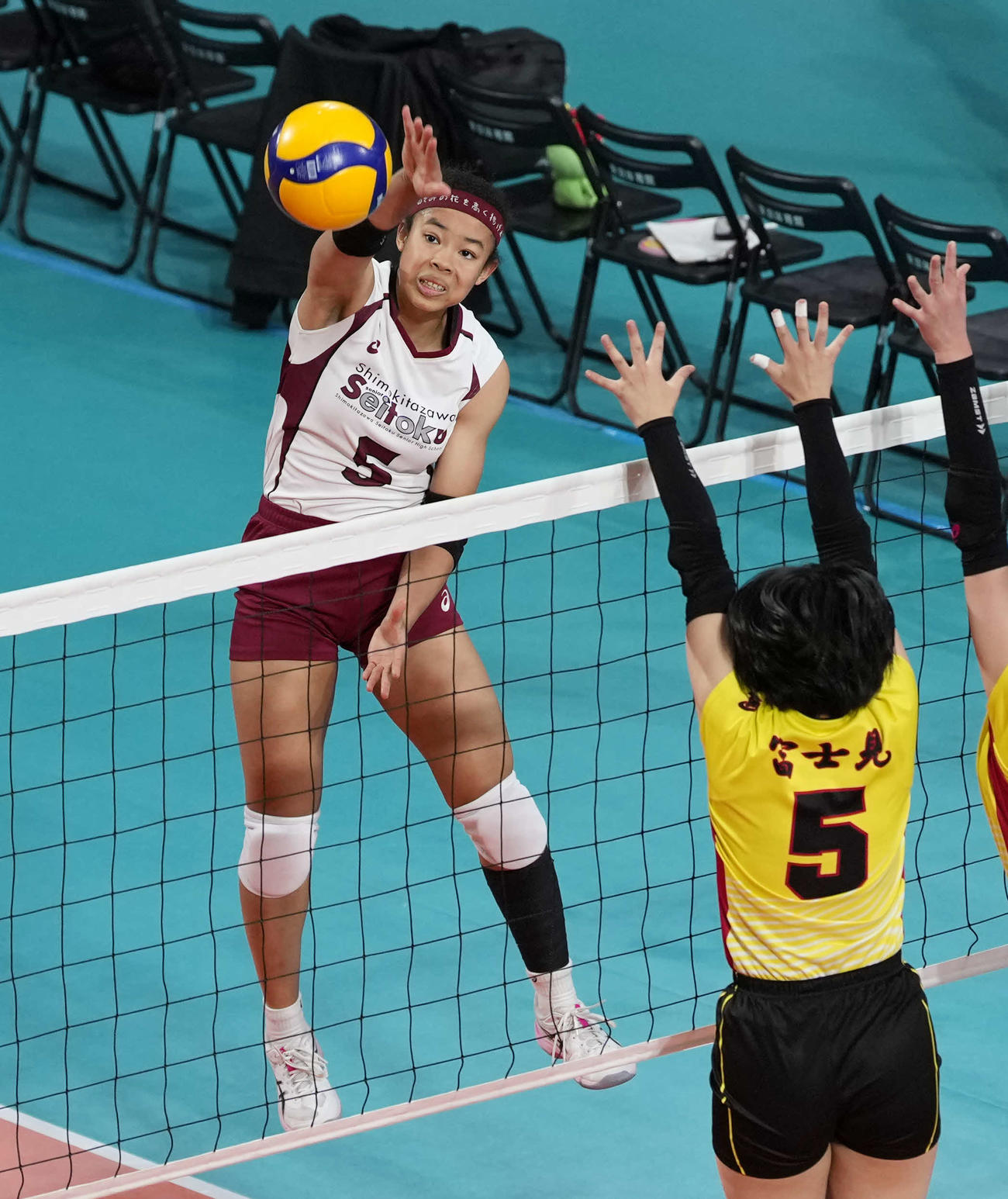 女子2回戦　富士見対下北沢成徳　第2セット　スパイクを放つ下北沢成徳・カバカディアトゥ（撮影・小島史椰）