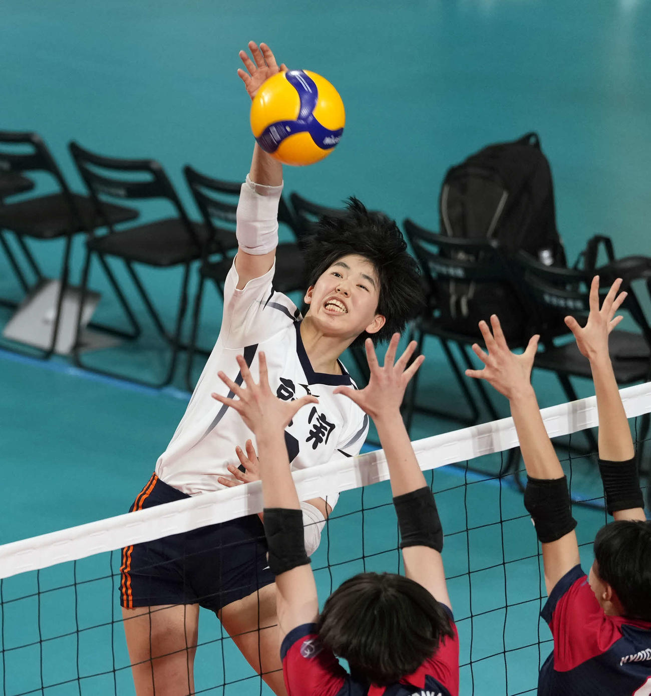 女子2回戦　京都橘対就実　第1セット　スパイクを放つ就実・石田（撮影・小島史椰）