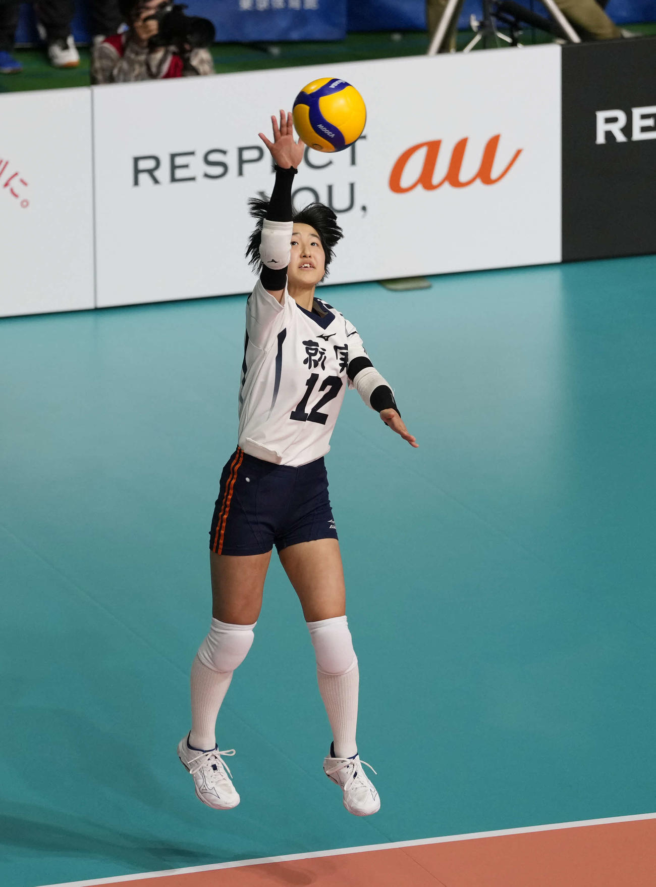 女子2回戦　京都橘対就実　第1セット　サーブを放つ就実・阿部（撮影・小島史椰）