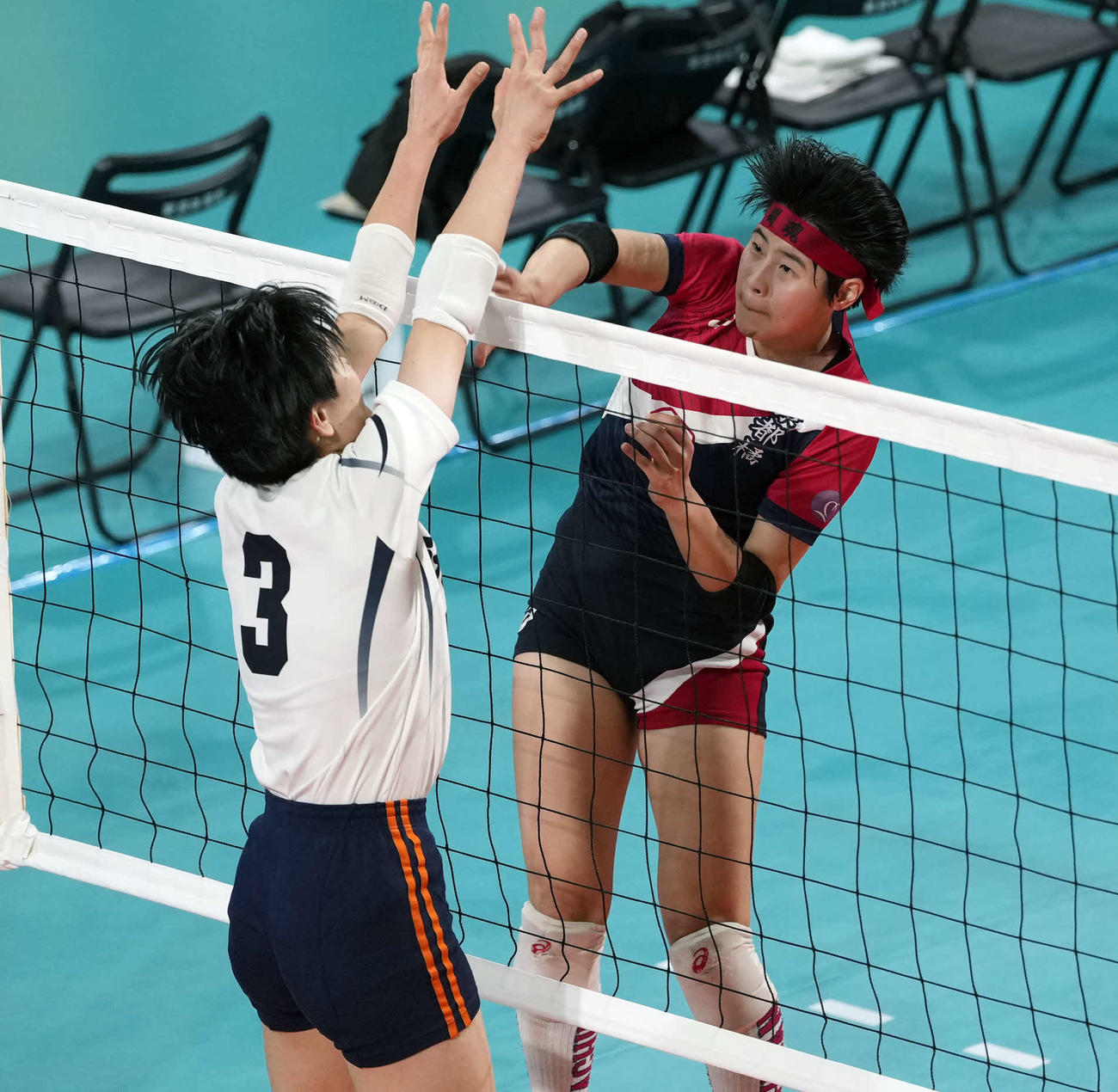 女子2回戦　京都橘対就実　第1セット　スパイクを放つ京都橘・井上（右）（撮影・小島史椰）