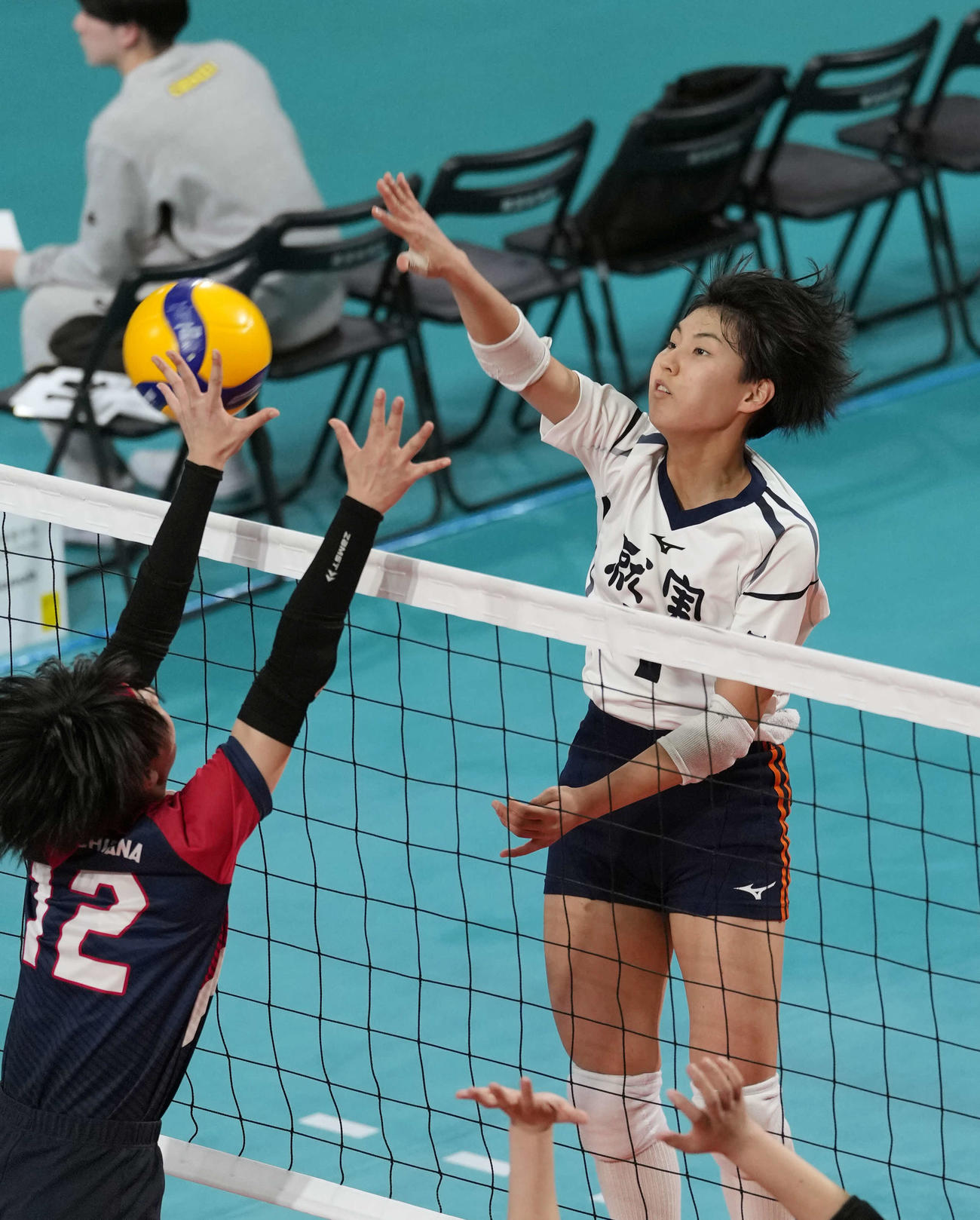 女子2回戦　京都橘対就実　第2セット　スパイクを放つ就実・吉本（右）（撮影・小島史椰）