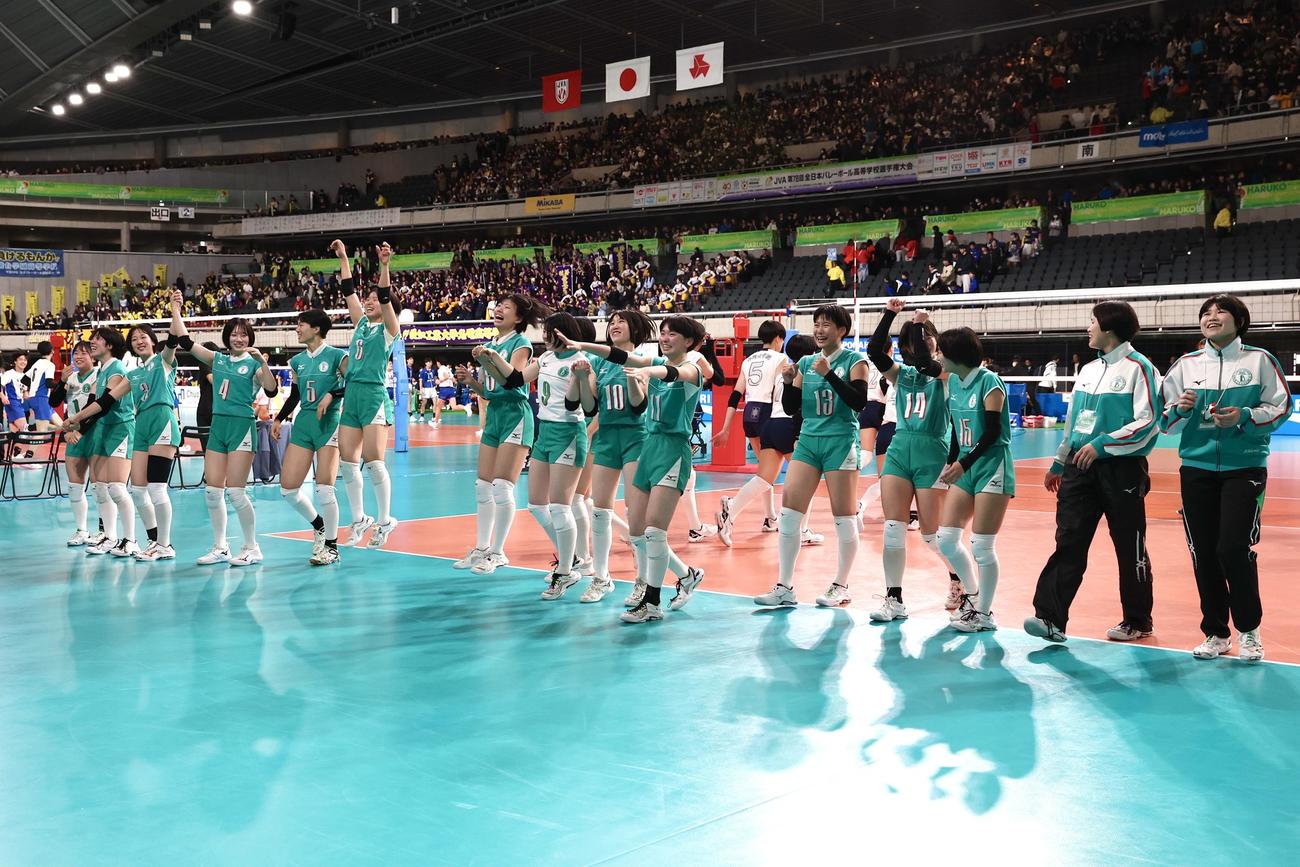福岡女学院対文京学院大女　勝利を喜ぶ文京学院大女の選手たち（撮影・宮地輝）