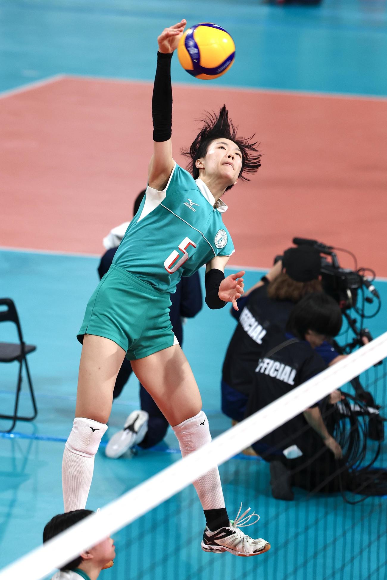 福岡女学院対文京学院大女　スパイクを決める文京学院大女・宮嶌（撮影・宮地輝）