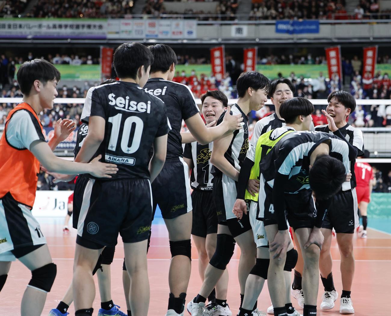 静清対東亜学園　東亜学園に勝利し、喜ぶ静清の選手たち（撮影・山本朝陽）