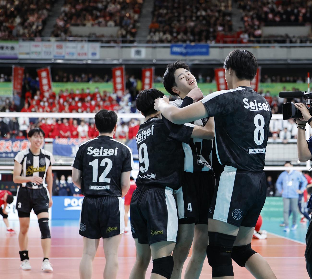 静清対東亜学園　東亜学園に勝利し、抱き合って喜ぶ静清の選手たち（撮影・山本朝陽）