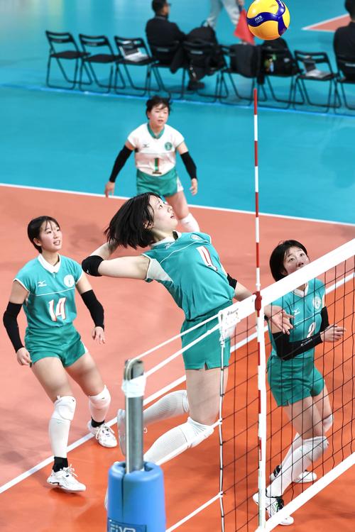福岡女学院対文京学院大女　スパイクを放つ文京学院大女・佐々木（撮影・宮地輝）