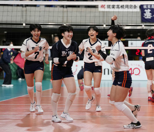 京都橘対就実　第2セット　ポイントを奪い笑顔を見せる就実の選手たち（撮影・小島史椰）