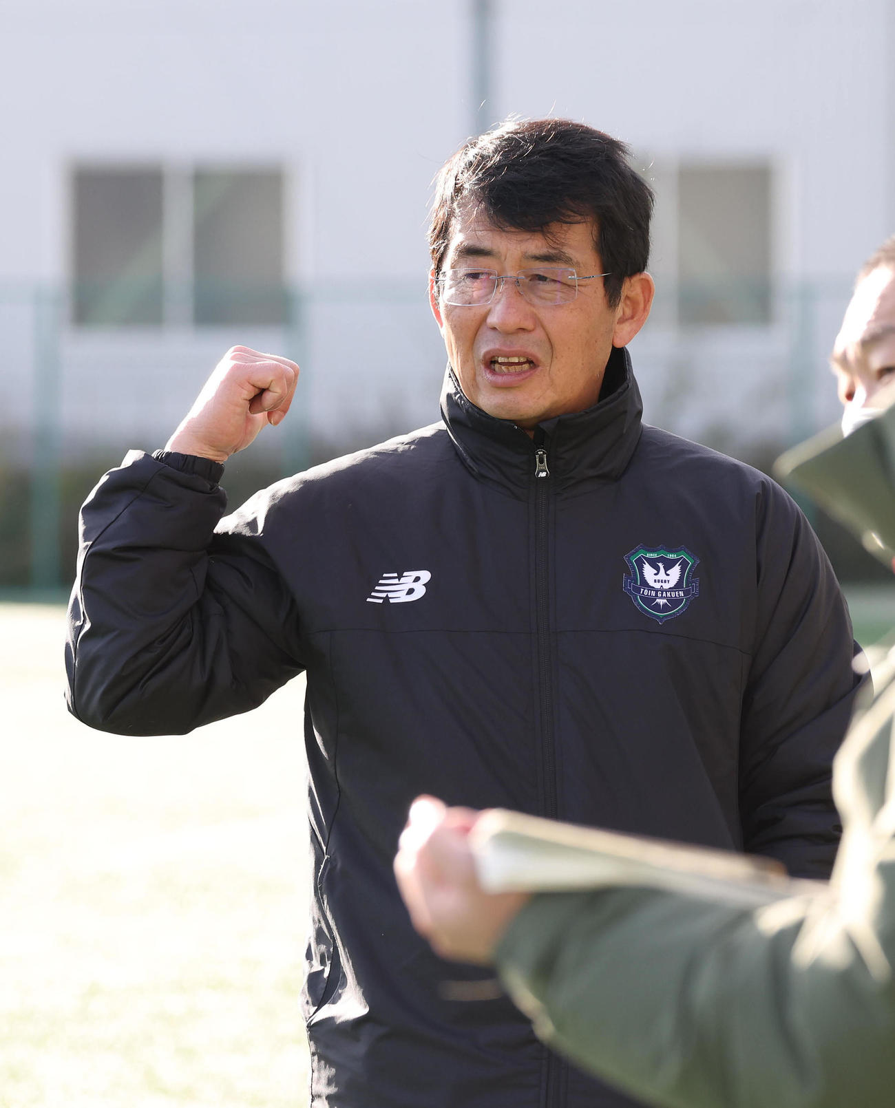 囲み取材に応じる桐蔭学園藤原監督（撮影・白石智彦）
